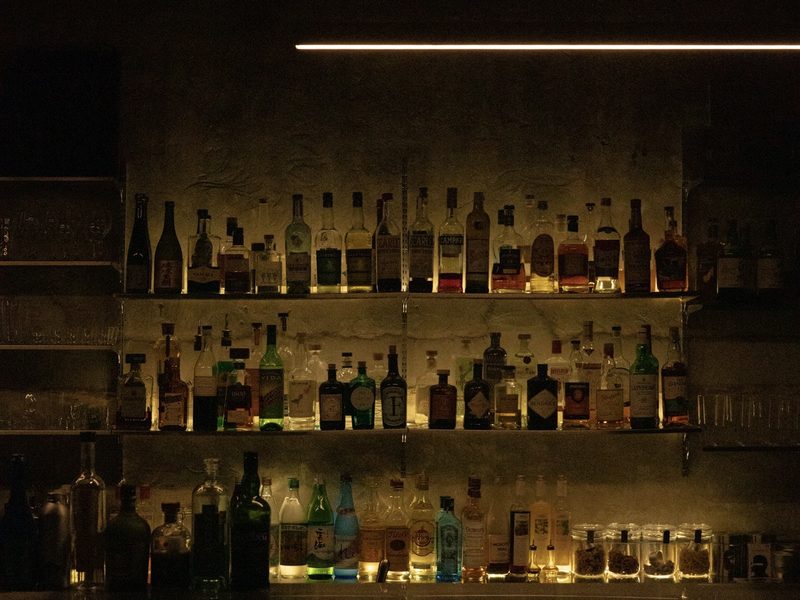 会場内バーカウンターの酒棚